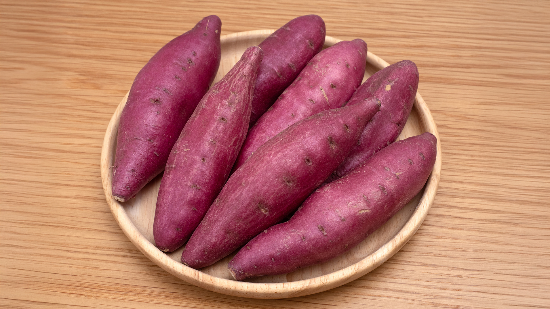 かごに乗ったさつまいも